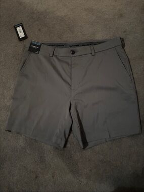 Roundtree & Yorke Men's Gray Flat Front Performance Shorts.  NWT